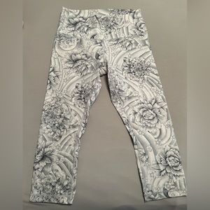 Like NEW* floral print Lululemon Yoga pant